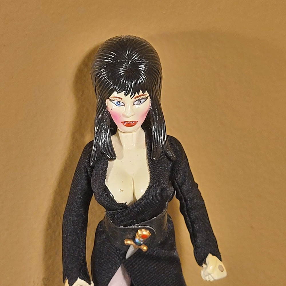 NECA Toys Elvira Mistress Of The Dark 40th Anniversary SIGNATURE Edition Doll